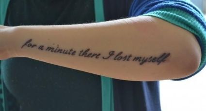 Demuestra tu amor por la música con estas frases para tatuajes de hombre en el brazo