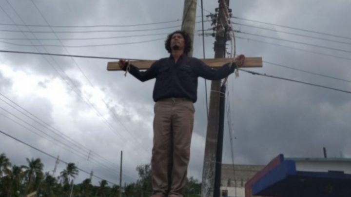 ¡Impresionante! Empleado de Pemex se 'crucifica' por llevar un año sin trabajo