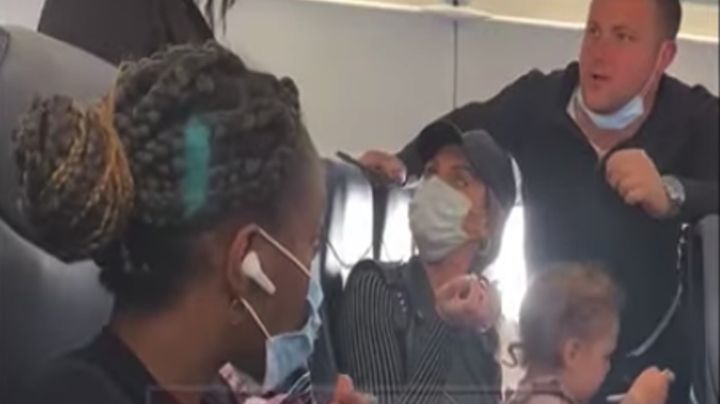 VIDEO: Auxiliar de vuelo intenta echar a una bebé por no usar cubrebocas y lo corren a él