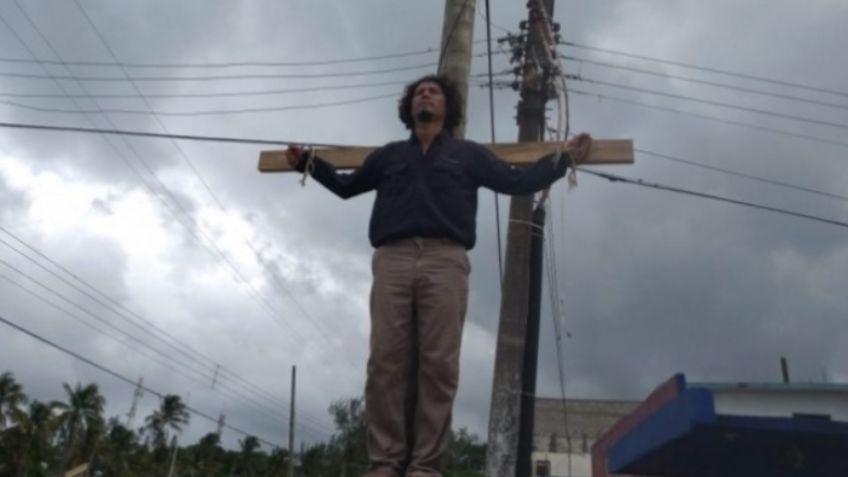 ¡Impresionante! Empleado de Pemex se 'crucifica' por llevar un año sin trabajo