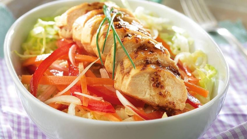 Cena delicioso y ligero con esta fácil ensalada de pollo al limón sin grasa