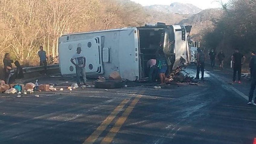 ¡Terrible accidente! Camión se vuelca en Nayarit; hay 4 muertos y 13 lesionados