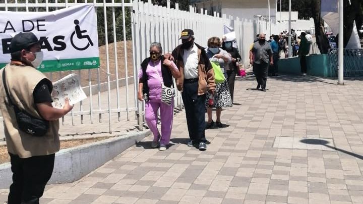 'Abuelita' retira denuncia de maltrato; entregó una nota al momento de vacunarse contra Covid-19