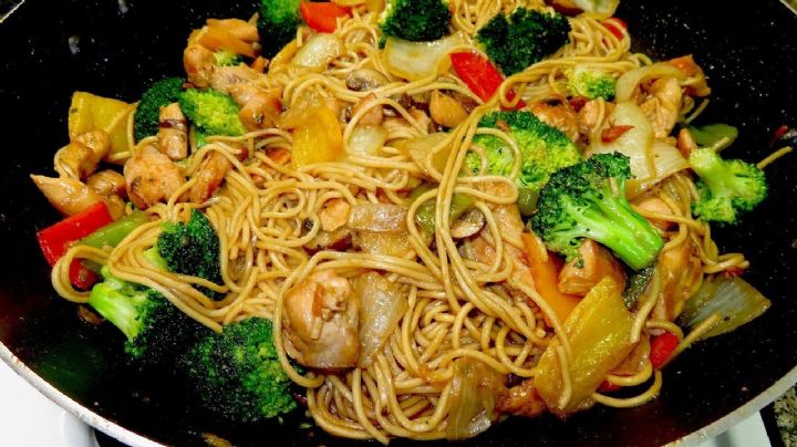 ¿Ganas de comida china? Estos tallarines con pollo se convertirán en tu platillo preferido