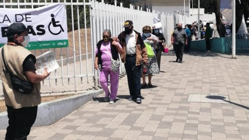 'Abuelita' retira denuncia de maltrato; entregó una nota al momento de vacunarse contra Covid-19