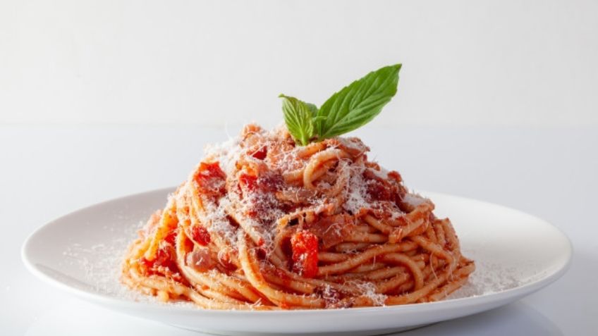 ¿No sabes que comerás hoy? Este espagueti rojo será tu salvación