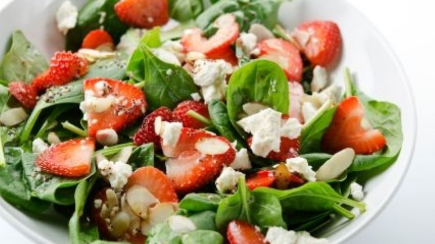 ¡Saludable y nutritivo! Esta ensalada de fresas es perfecta para cubrir tu apetito