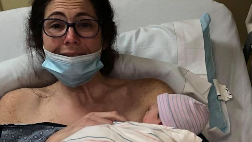 ¡Bebé en el inodoro! Mujer no sabía que estaba embarazada hasta que dio a luz en el baño