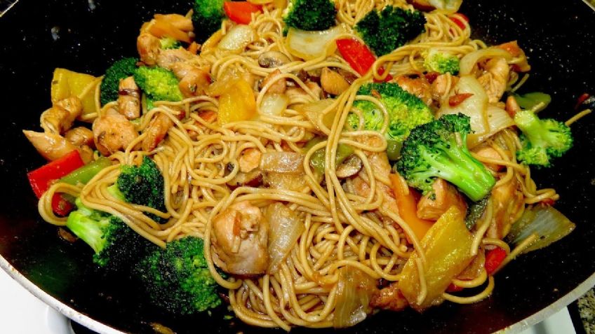 ¿Ganas de comida china? Estos tallarines con pollo se convertirán en tu platillo preferido