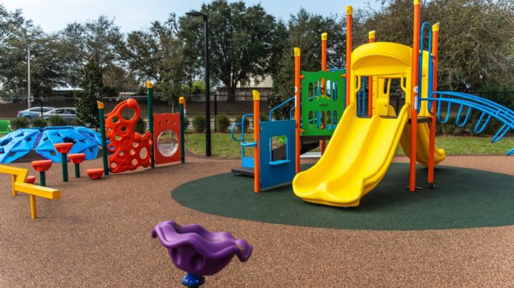 ¡Alarmante! Mamá sorprende a otra mujer intentando robarse a su hija de un parque infantil