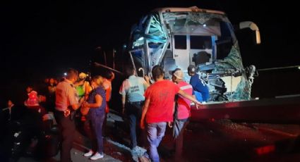¡Terrible accidente! Autobús con migrantes choca en carretera de Veracruz; hay 17 heridos