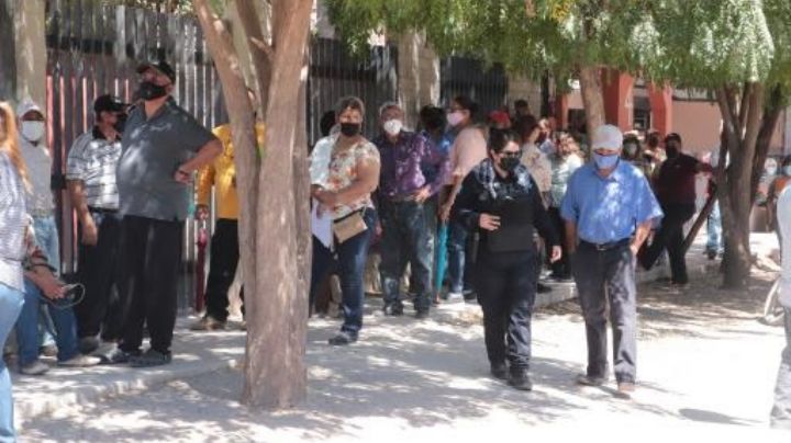 Adultos mayores hacen largas filas para vacunarse contra el Covid-19 en zonas rurales de Cajeme