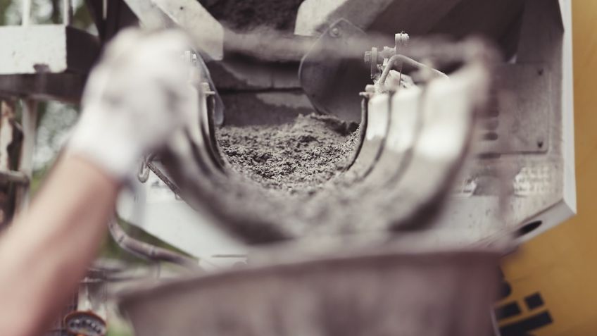 Albañil de 80 años muere tras caer de un tercer piso; estaba reparando la barda de su casa
