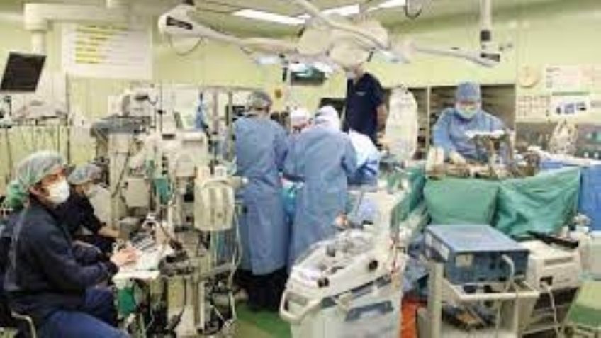 Realizan primer trasplante de pulmón desde donantes vivos a sobreviviente de Covid-19