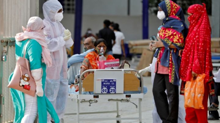 Horror en la India: Madre de dos hijos muere asfixiada por Covid-19 a fuera de un hospital