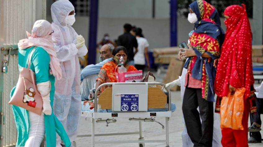 Horror en la India: Madre de dos hijos muere asfixiada por Covid-19 a fuera de un hospital