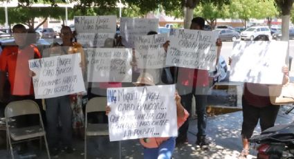 Con pancartas en mano, habitantes de la colonia Beltrones se manifiestan al exterior de Oomapas