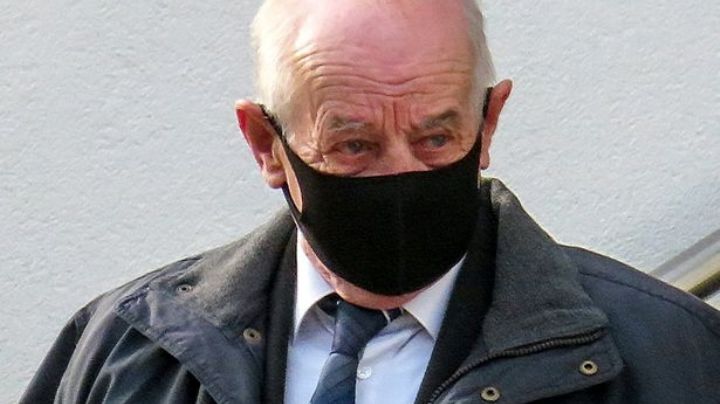 Anciano intenta atropellar a su vecina y, por accidente, termina golpeando a su esposa