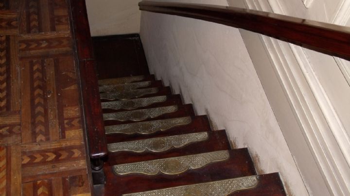 ¡Increíble hallazgo! Mujer descubre pasadizo secreto en su casa; momento se viraliza