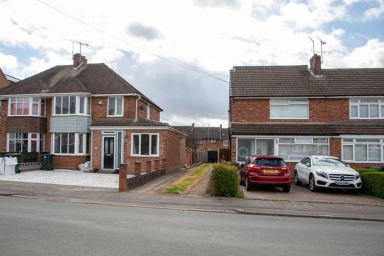 Michael Goodenough golpeó a su esposa al intentar atropellar a su vecina