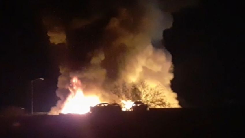 VIDEO: Peligroso incendio consume varios autos en corralón de Hermosillo