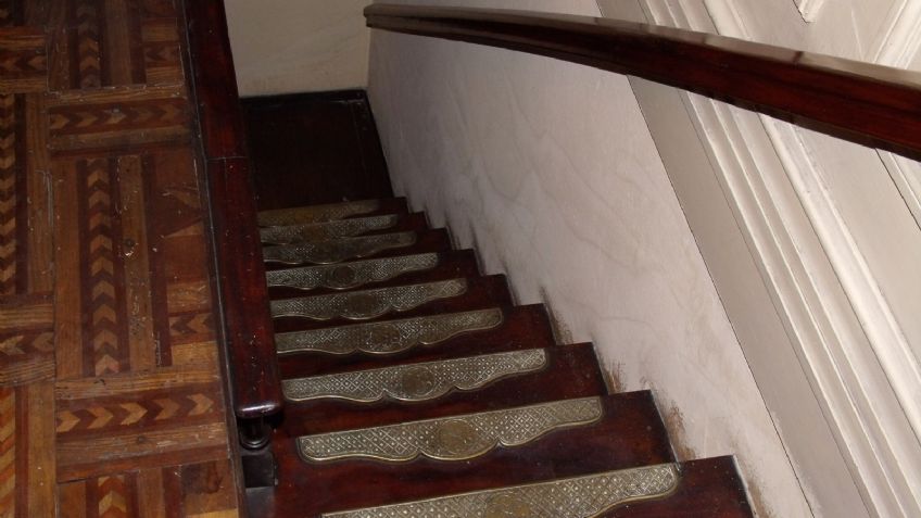 ¡Increíble hallazgo! Mujer descubre pasadizo secreto en su casa; momento se viraliza