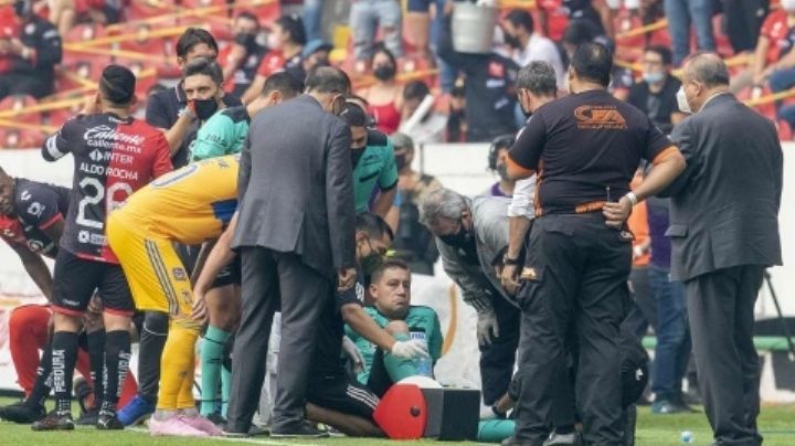 Árbitro asistente sufre importante lesión durante partido entre Atlas y Tigres; esto le pasó