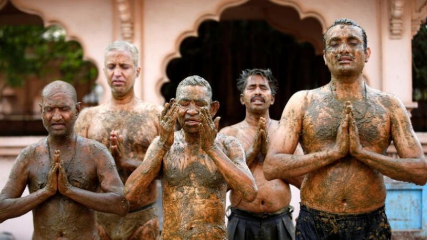 Embarrarse estiércol y orina de vaca: El nuevo remedio contra el coronavirus en la India