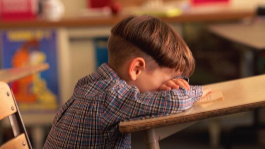 ¡Enfermo! Director pedófilo se aprovecha de su puesto y viola a niño; tenía fotos de menores