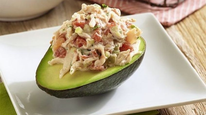 ¡Saludable y delicioso! Así es esta increíble receta de aguacate relleno de pollo