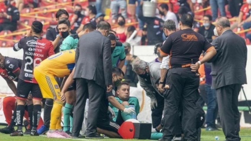 Árbitro asistente sufre importante lesión durante partido entre Atlas y Tigres; esto le pasó