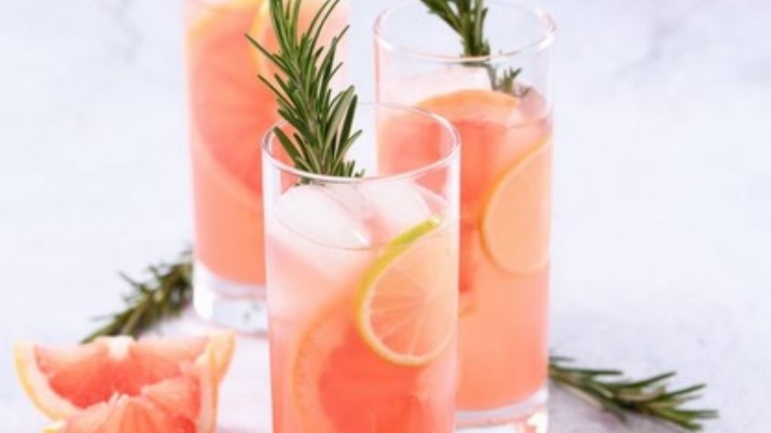 Refresca tus tardes con esta deliciosa agua de toronja con un ligero toque de frambuesa