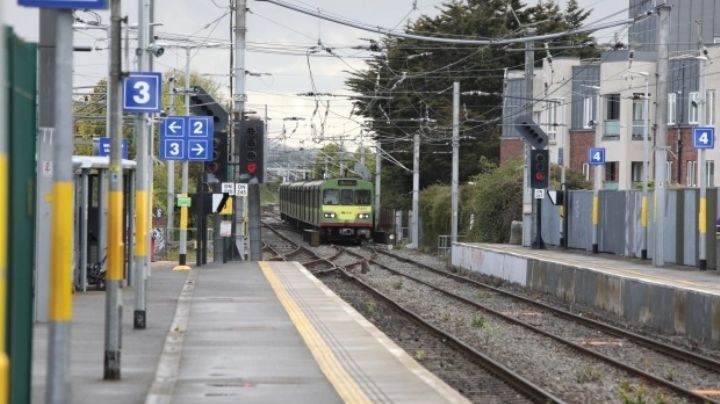 "Le escupió en la cara": Grupo de jóvenes ataca brutalmente a una adolescente; la aventaron al tren