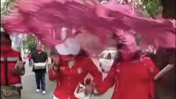 VIDEO: Lanzan pintura a candidata del PRI durante un recorrido en el Edomex