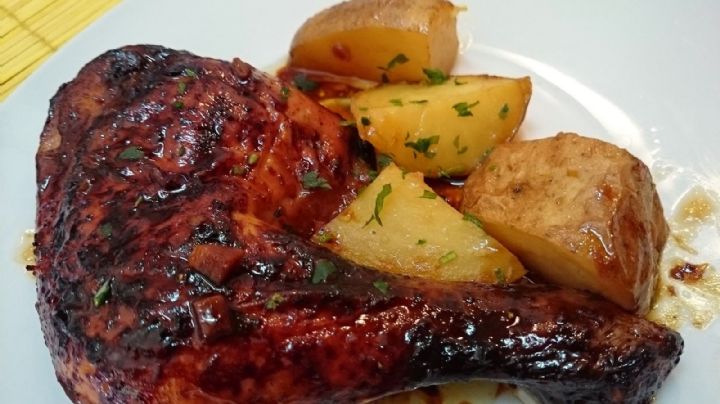 ¿No sabes qué cenar? Este pollo con miel y salsa de soya deleitará tu paladar