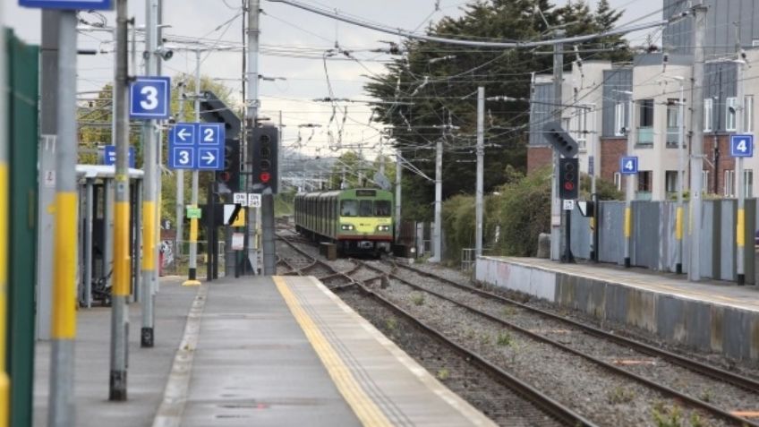 "Le escupió en la cara": Grupo de jóvenes ataca brutalmente a una adolescente; la aventaron al tren