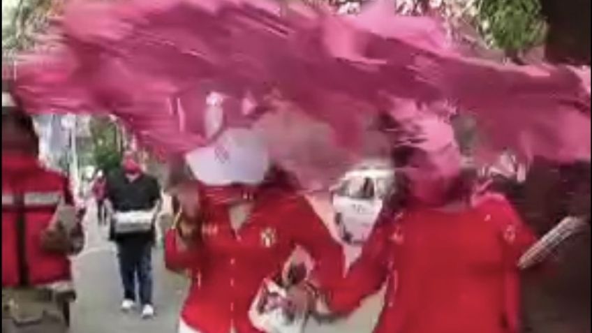 VIDEO: Lanzan pintura a candidata del PRI durante un recorrido en el Edomex