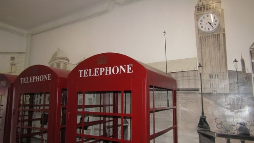 FOTOS: Cárcel instala cabinas telefónicas y hasta un 'Big Ben' para que reos se sientan de viaje