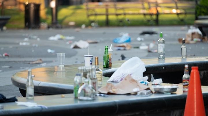 Neoyorquinos convierten parque Washington en basurero tras fiesta masiva pre-normalidad