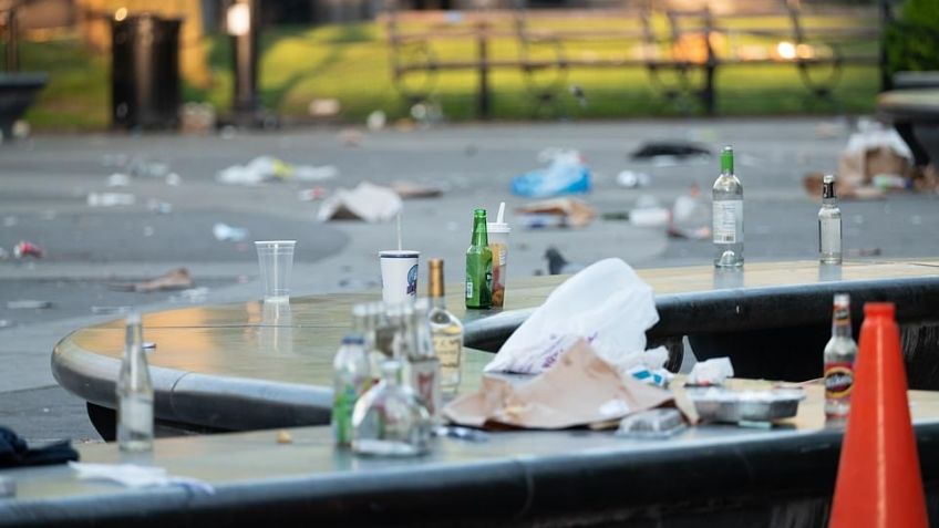 Neoyorquinos convierten parque Washington en basurero tras fiesta masiva pre-normalidad