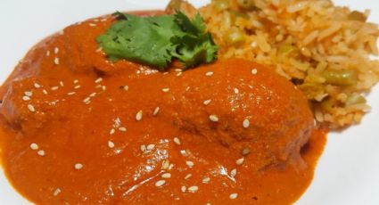 ¡Ideal para la comida! Este pollo con mole rojo de pepita dejará encantada a tu familia