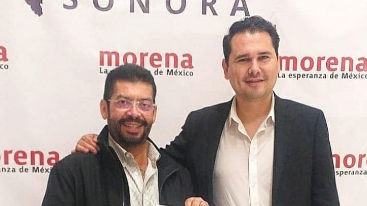 FOTO: Perro orina a candidato de Morena a alcaldía de Navojoa durante mítin y se vuelve viral