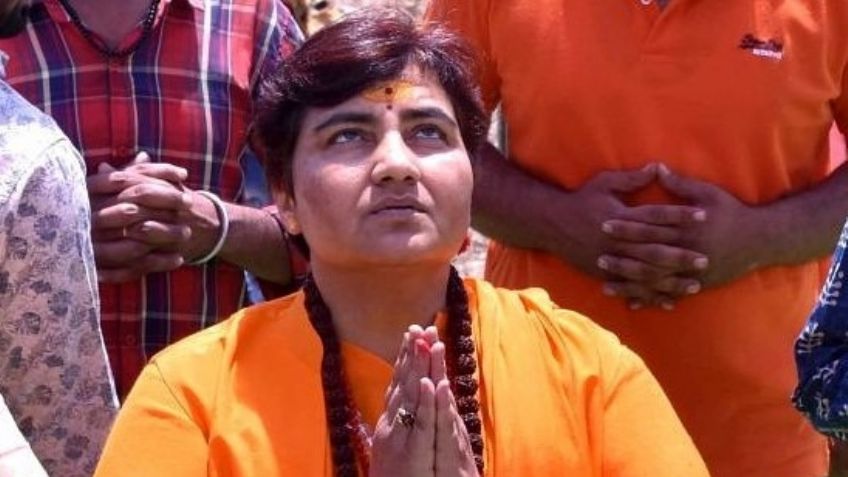 ¡Increíble! Diputada hindú hace esto para prevenir el Covid-19; pide que más personas la imiten