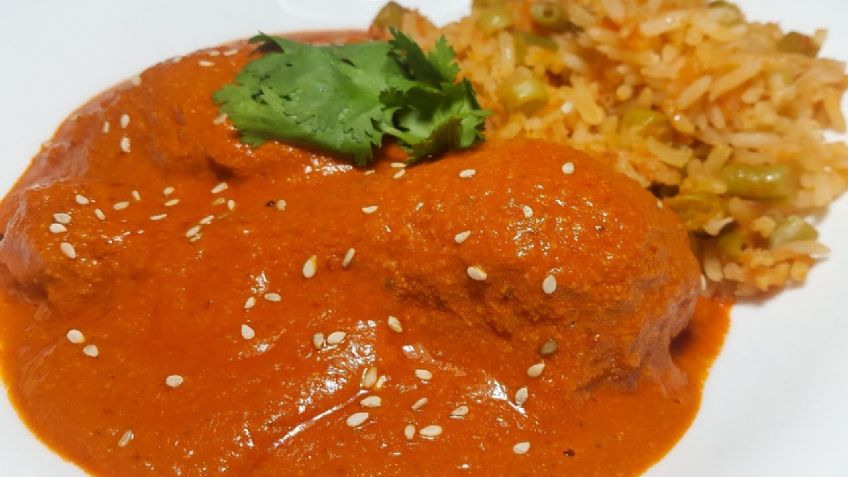 ¡Ideal para la comida! Este pollo con mole rojo de pepita dejará encantada a tu familia