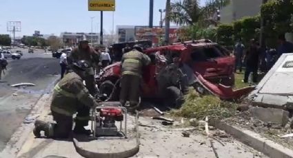 Mujer queda prensada tras ser embestida por dompe en Hermosillo; chofer y copiloto resultan lesionados