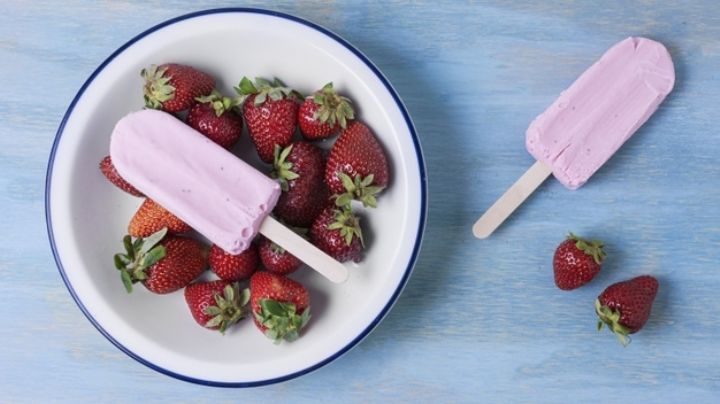 Con tan solo tres ingredientes podrás preparar estas deliciosas paletas heladas de fresa