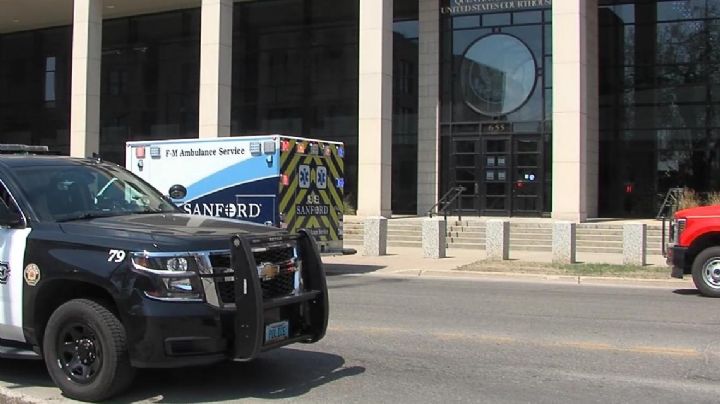 "Había sangre por todos lados": Lo encuentran culpable y se corta la garganta en la corte