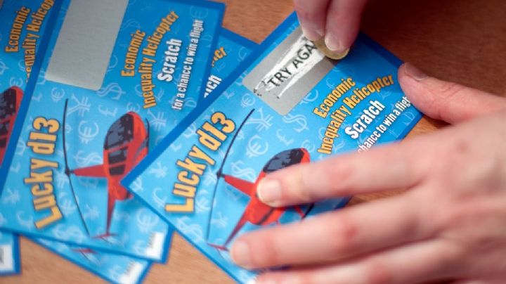 De millonario a preso: Albañil se gana la lotería dos veces y la policía lo investiga