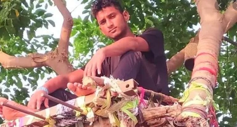 Ramavath Shiva se mudó a un árbol para no contagiar a su familia con Covid-19