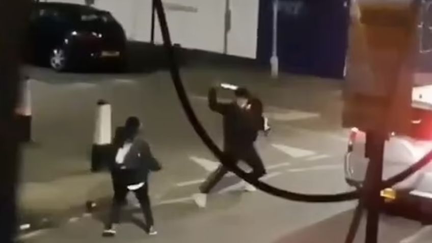 VIDEO: ¡Listos para pelear! Sujetos se enfrentan con largos machetes; uno fue atropellado